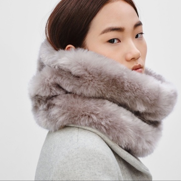 Babaton Accessories - Babaton faux fur scarf